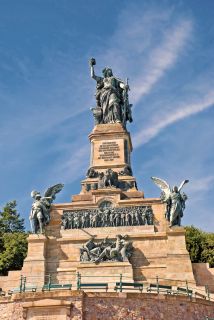 Die Germania vom Niederwalddenkmal über Rüdesheim