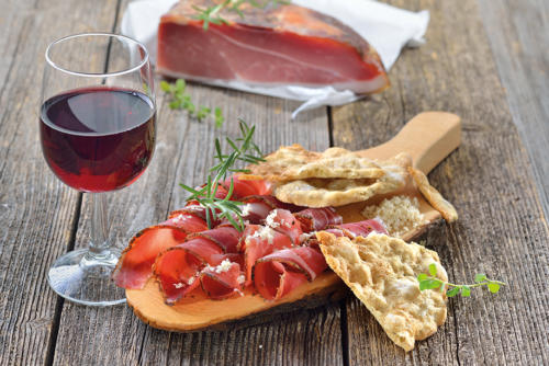 Südtiroler Speck mit frischem Meerrettich, Schüttelbrot und re